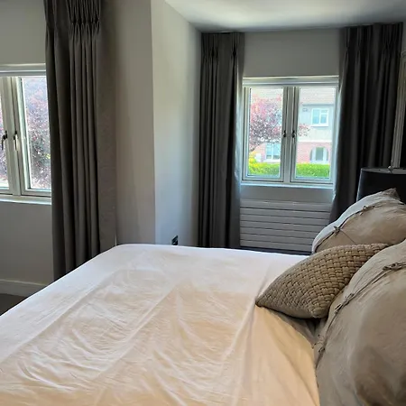 別荘 Luxury 4 Bedroom Home, South Dublin *