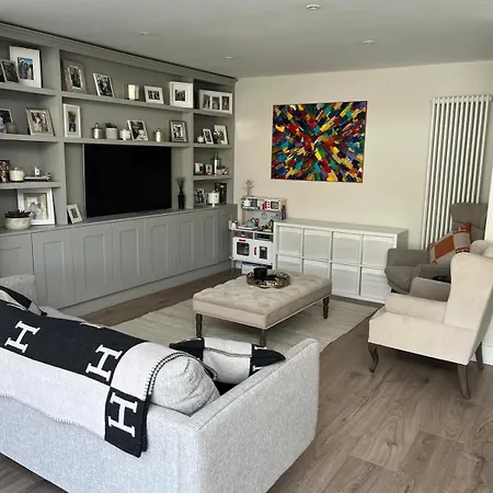 Luxury 4 Bedroom Home, South Dublin Holiday home